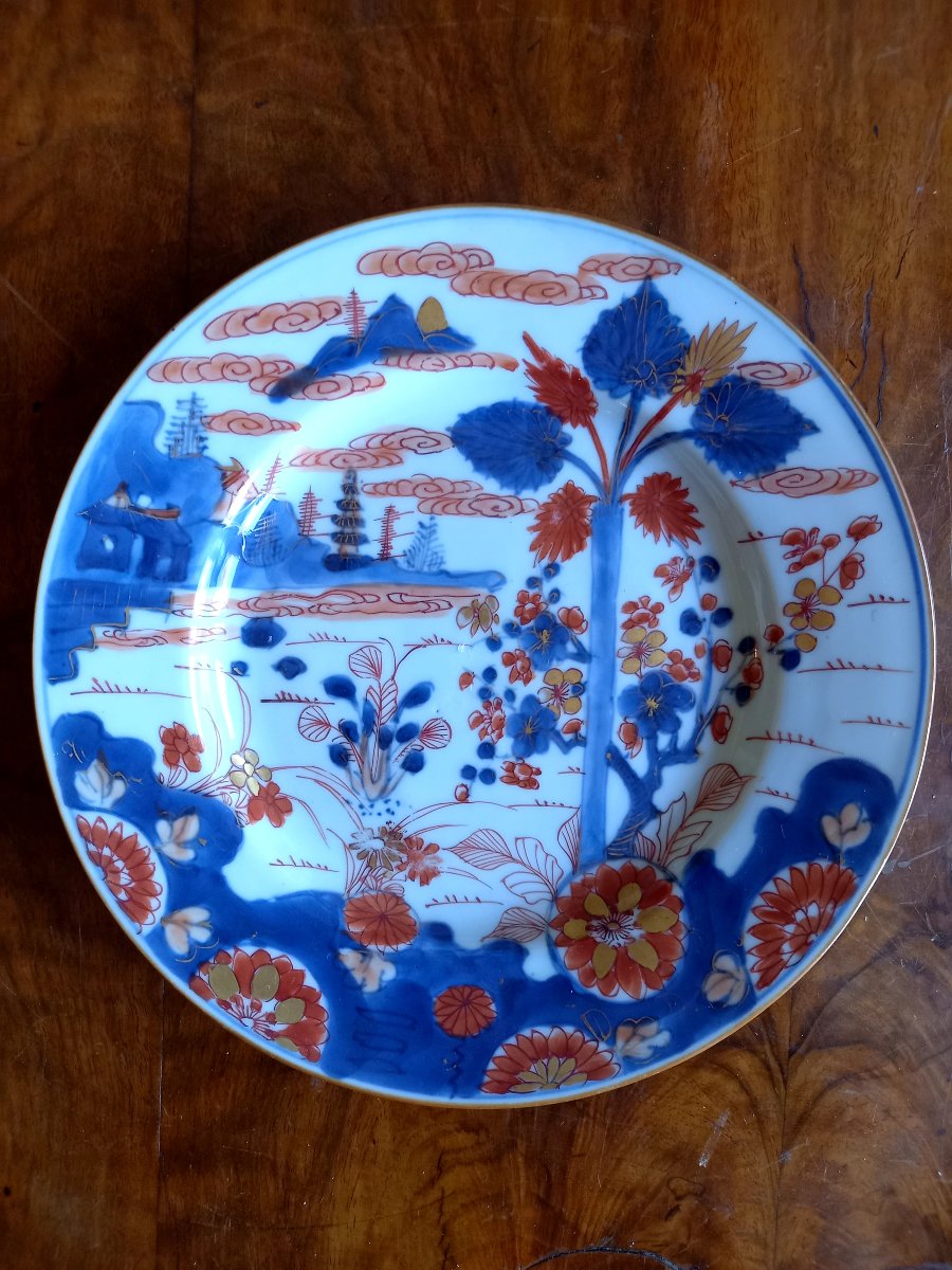 XVIIIE siècle.  Chine à l'imitation du Japon.  Paire d'assiettes dans le style d'Imari-photo-3