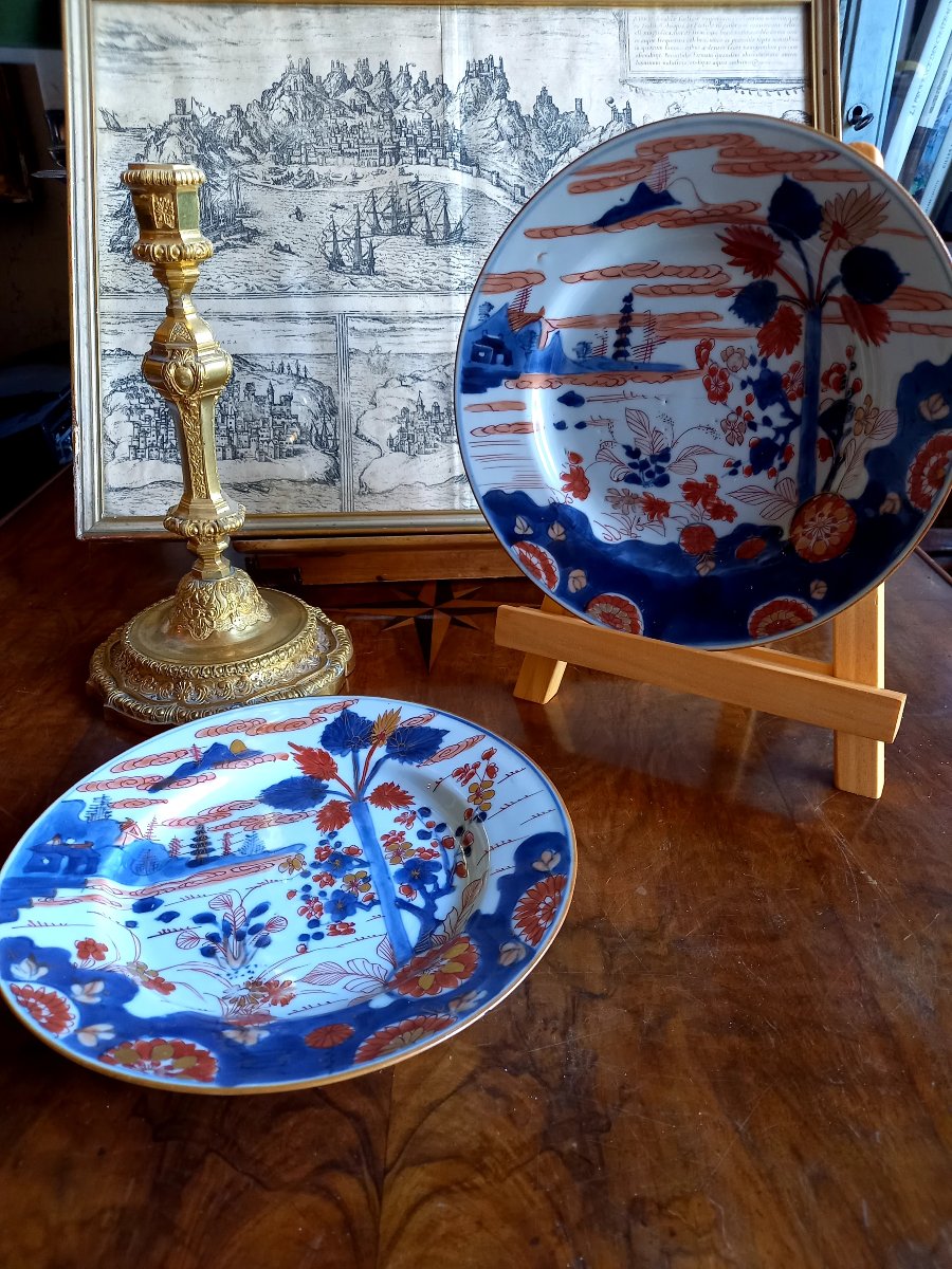 XVIIIE siècle.  Chine à l'imitation du Japon.  Paire d'assiettes dans le style d'Imari