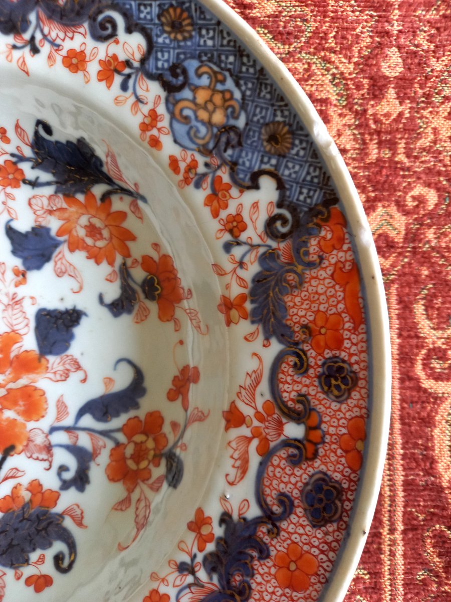 XVIIIE siècle.  Japon . Porcelaine d'Imari.  Plat à barbe-photo-3