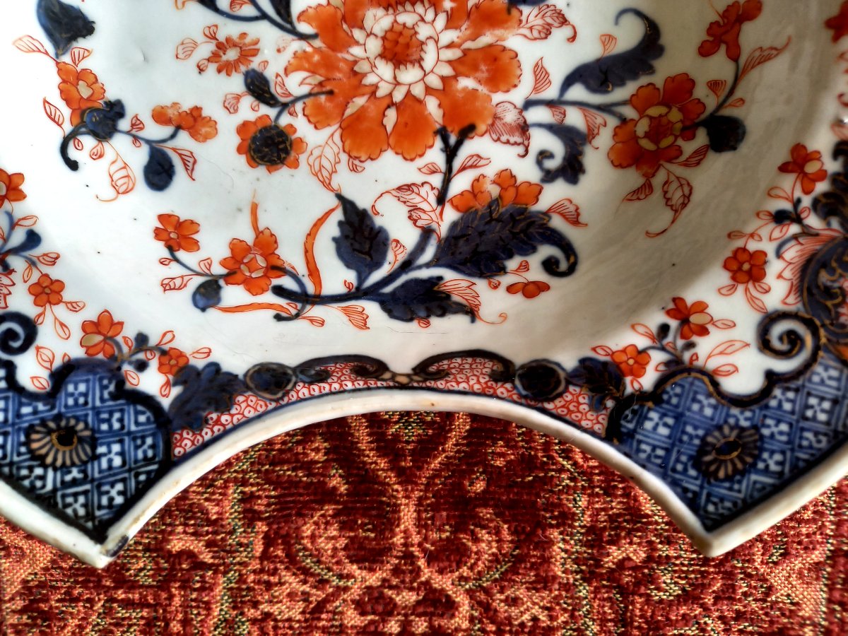 XVIIIE siècle.  Japon . Porcelaine d'Imari.  Plat à barbe-photo-1
