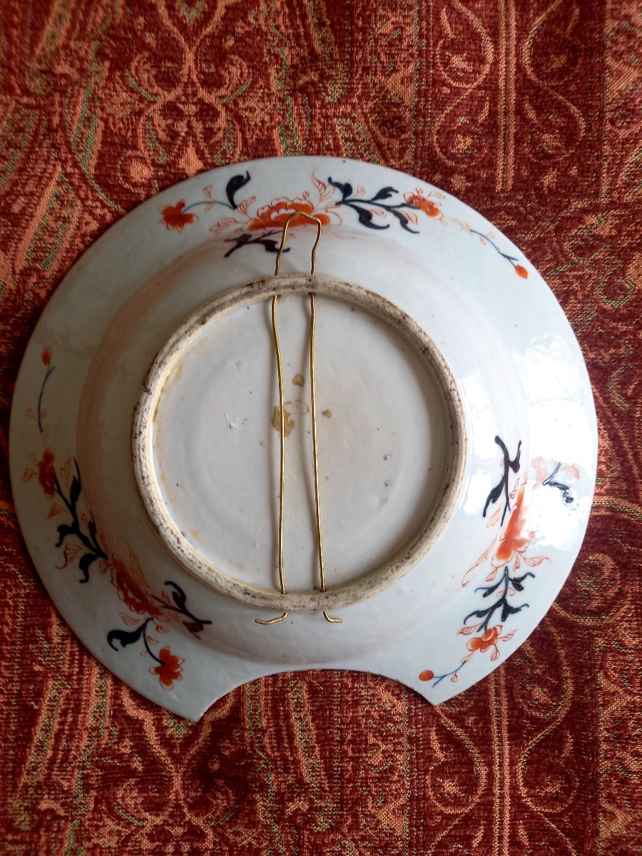 XVIIIE siècle.  Japon . Porcelaine d'Imari.  Plat à barbe-photo-2