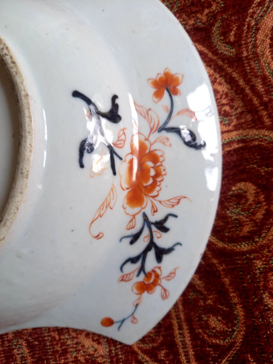 XVIIIE siècle.  Japon . Porcelaine d'Imari.  Plat à barbe-photo-3