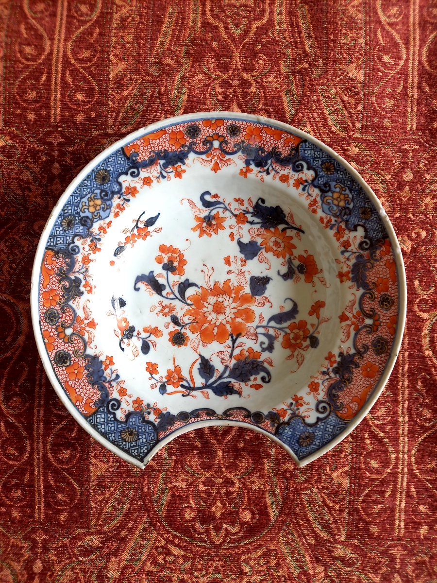 XVIIIE siècle.  Japon . Porcelaine d'Imari.  Plat à barbe