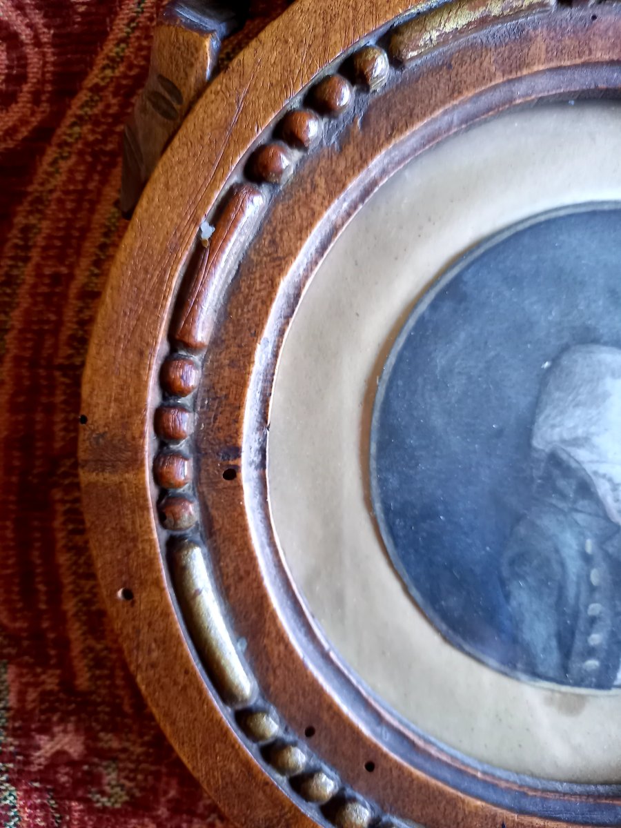Fin XVIIIE.  Petit portrait de profil à l'encre.  Cadre Louis XVI -photo-1
