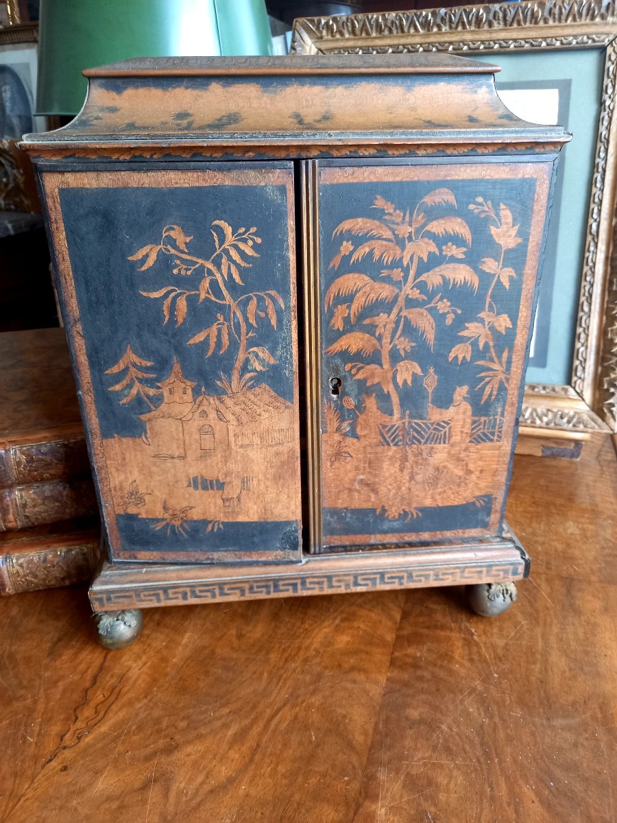 England, Circa 1800–1820. Small Cabinet In The Chinese Style -photo-2