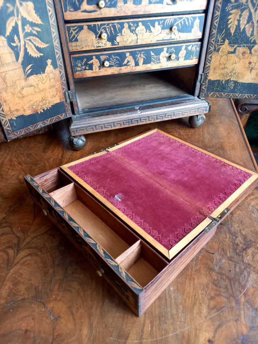 England, Circa 1800–1820. Small Cabinet In The Chinese Style -photo-4