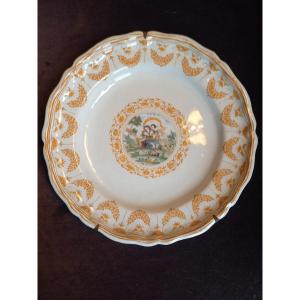 Moustier XVIIIE : assiette à decor central de scène en tondo 
