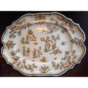 XVIIIE siècle. Manufacture de Joseph Olerys.  Plat au decor de grotesques 
