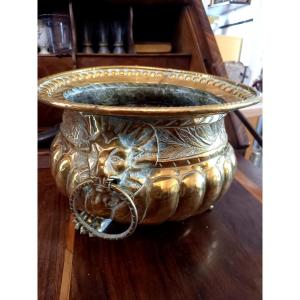 XVIIE.  Raffraichissoir en laiton decor de gueules de Lions