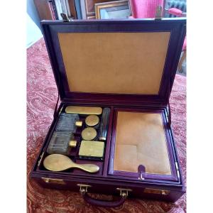 Vers 1950 .  Guerlain. Nécessaire de voyage : valise ,  trousse de toilette et vaporisateur 