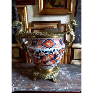 Imari debut XIXe,  bassin de porcelaine monté de dragons en bronze 
