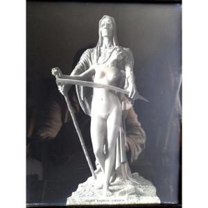 Photographie vers 1910 . La jeune fille et la mort . Statue par Elna Borch