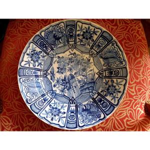 XVIIE siecle .Large Plat Faïence de Delft dans le style des porcelaines de Chine dites Kraak