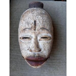 Gabon . Masque Punu à mâchoire articulée