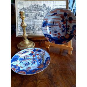 18th Century. Chinese Ware Modeled After Japanese Designs. Pair Of Plates In The Imari Style