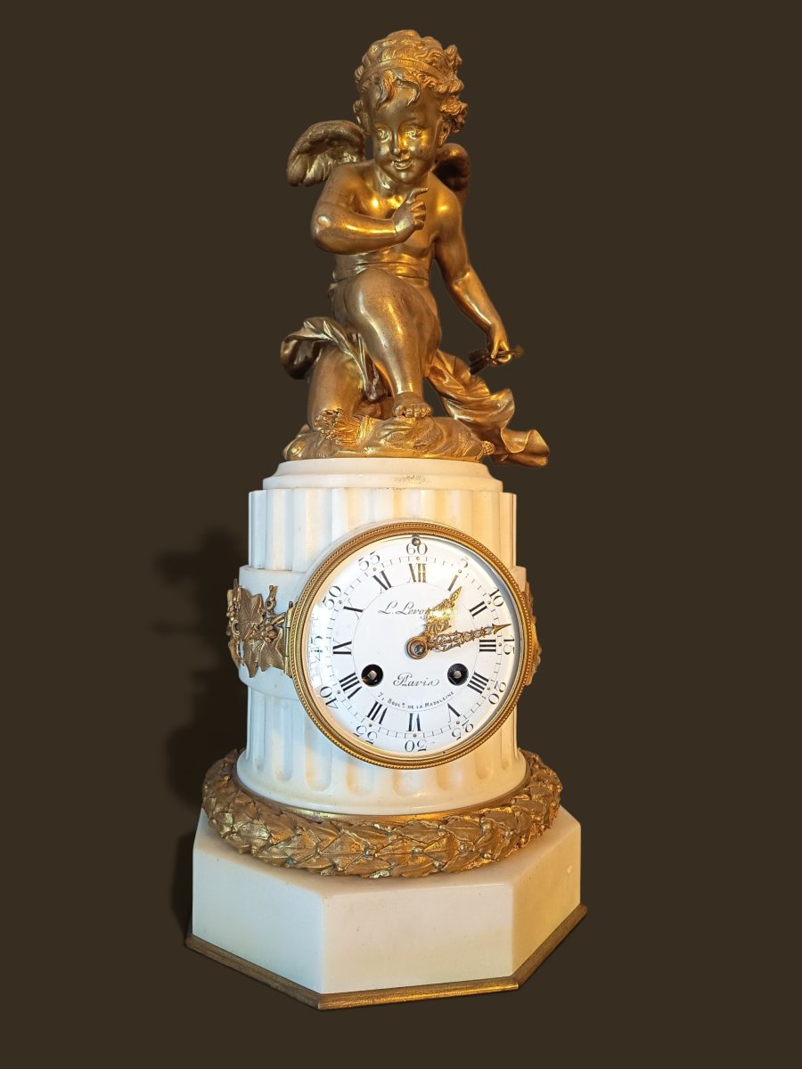 Pendule  ornée d'un Amour en bronze doré signé CARLIER