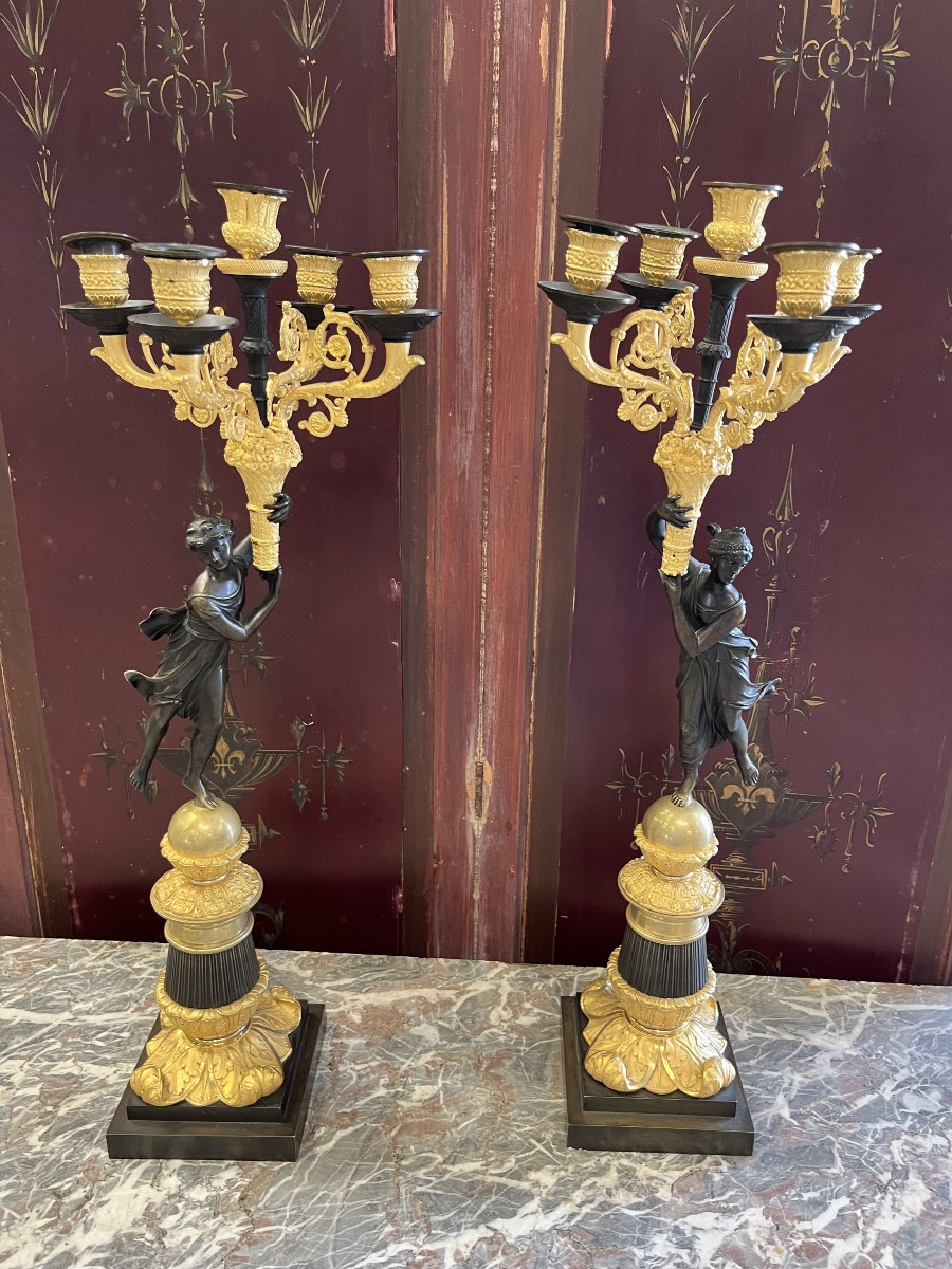 Paire de grands candélabres d'époque Restauration en bronze à deux patines