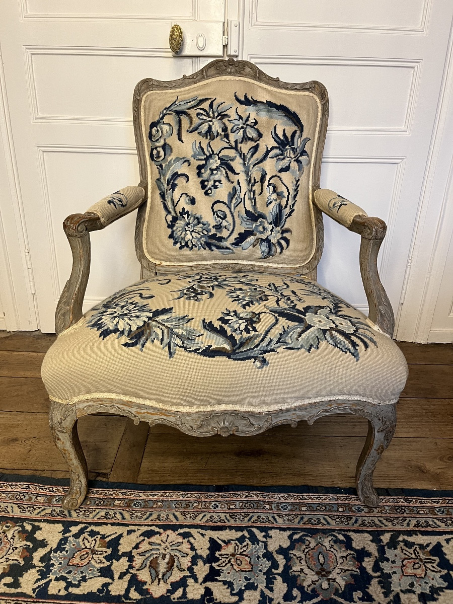 Fauteuil d’époque Louis XV en hêtre laqué . MC