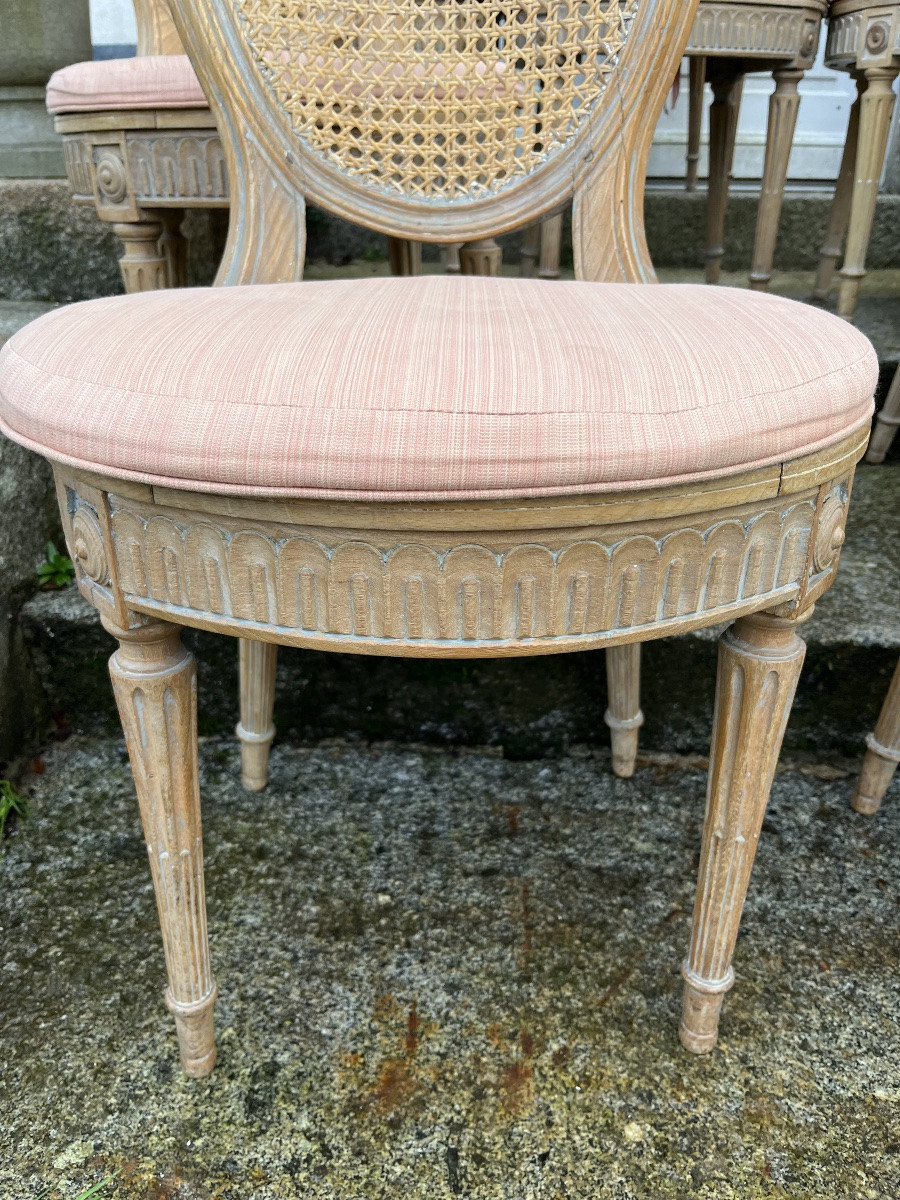 Suite de huit chaises de style Louis XVI cannées -photo-2