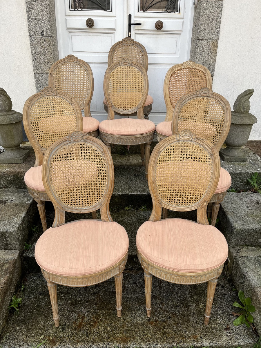 Suite de huit chaises de style Louis XVI cannées 