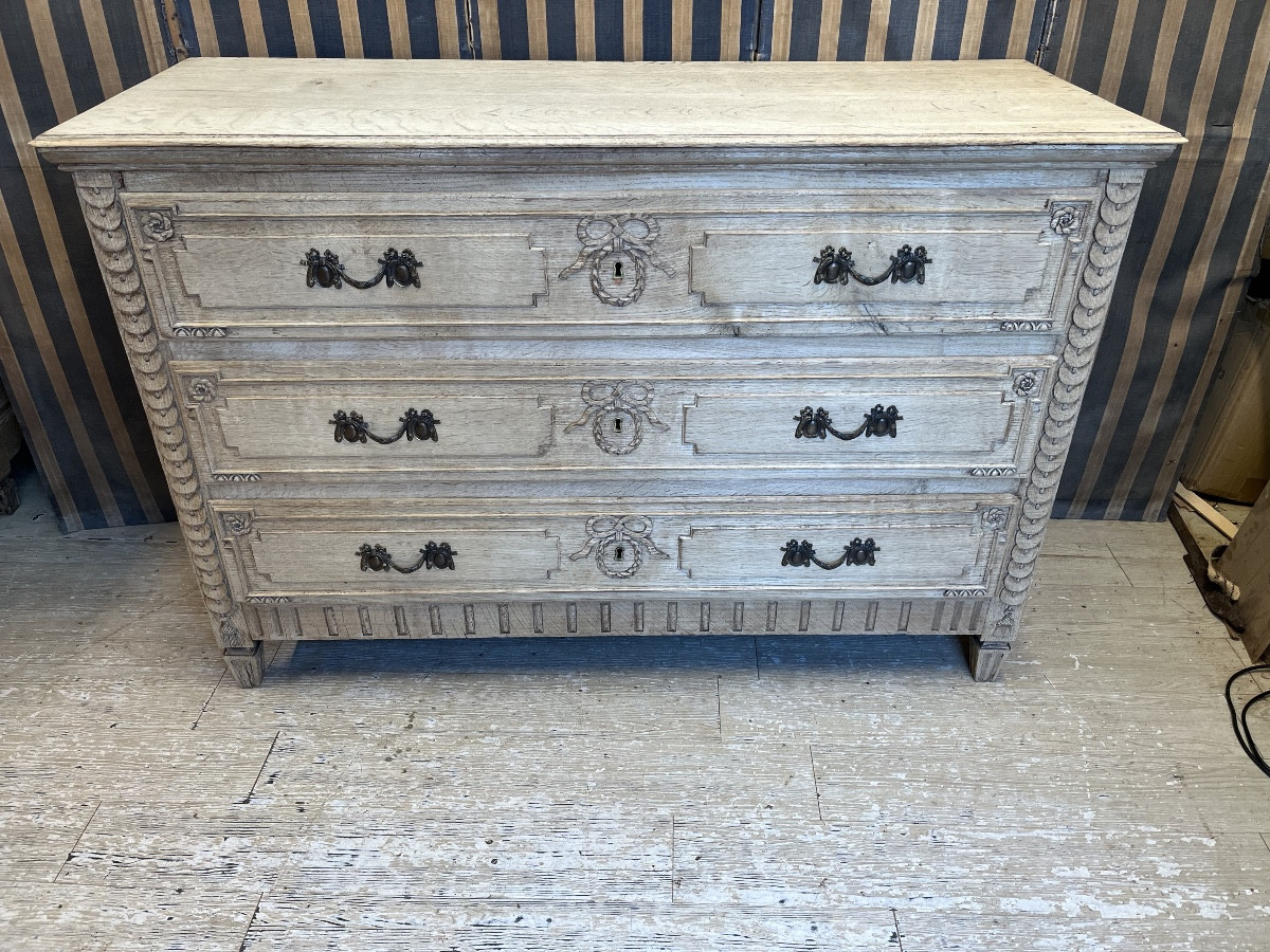 Grande  Commode Liégeoise d’époque Louis XVI en chêne naturel 