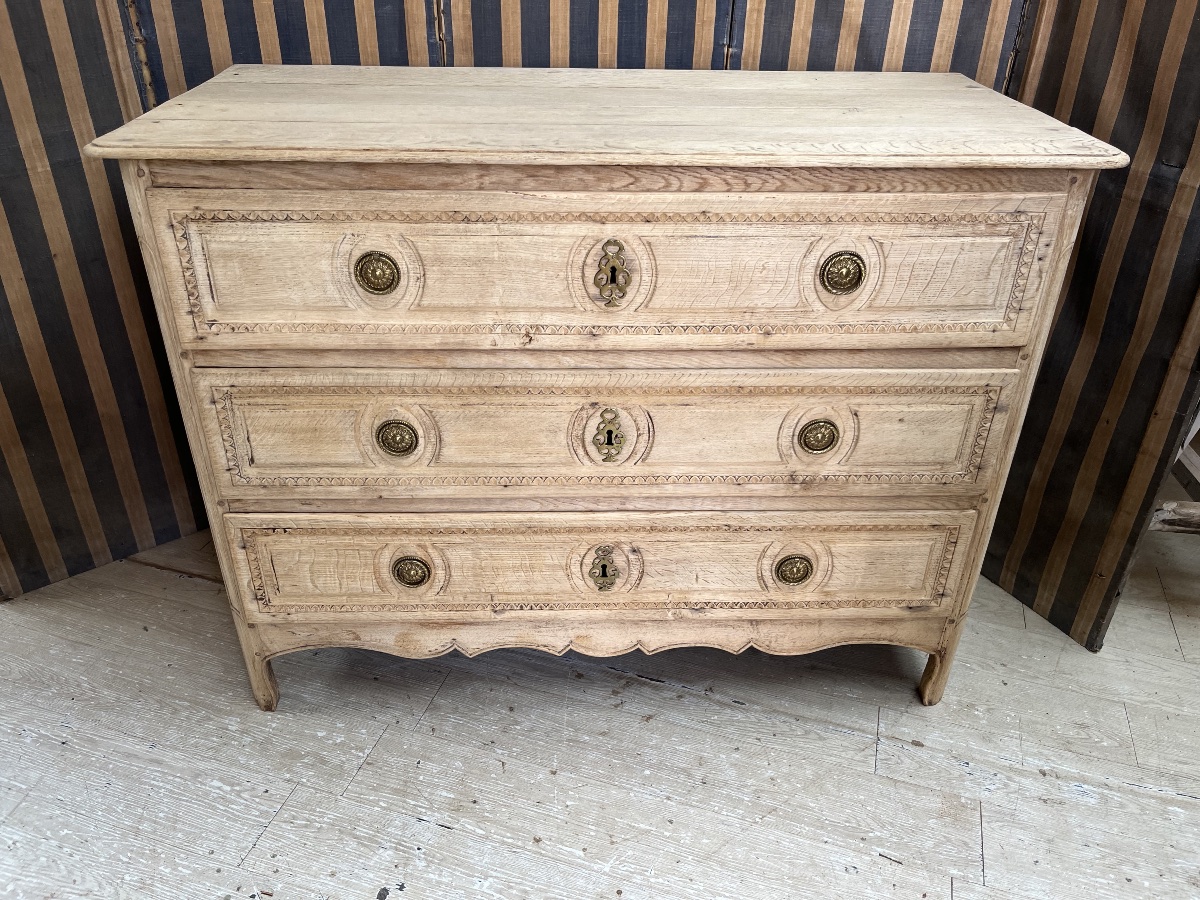 Commode en chêne naturel du XVIIIe