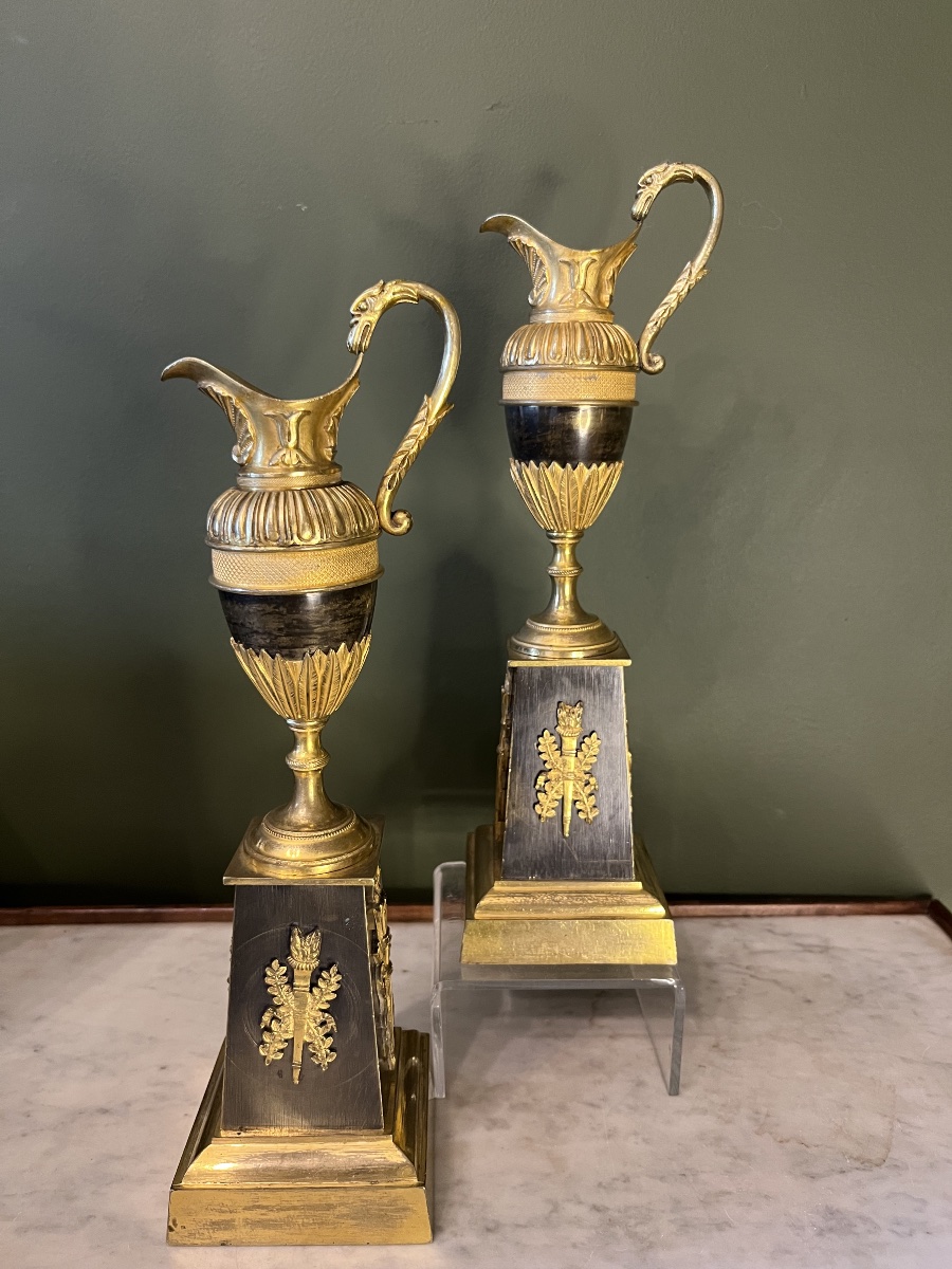 Paire d’ aiguières d’époque Empire en bronze à double patine 