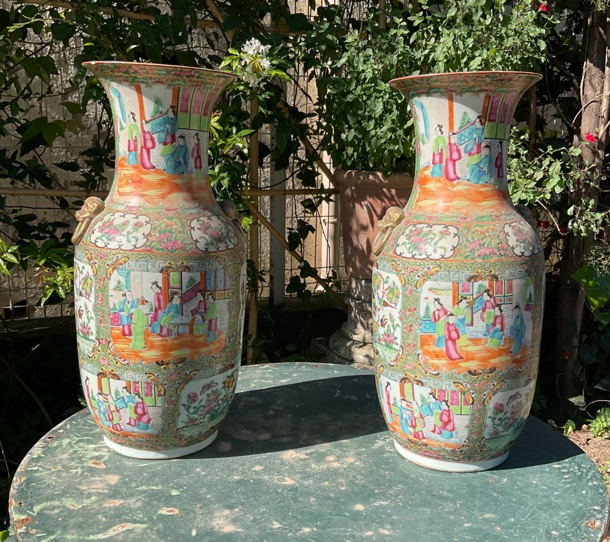 Paire De Vases Chinois En Porcelaine De Canton XIX éme 