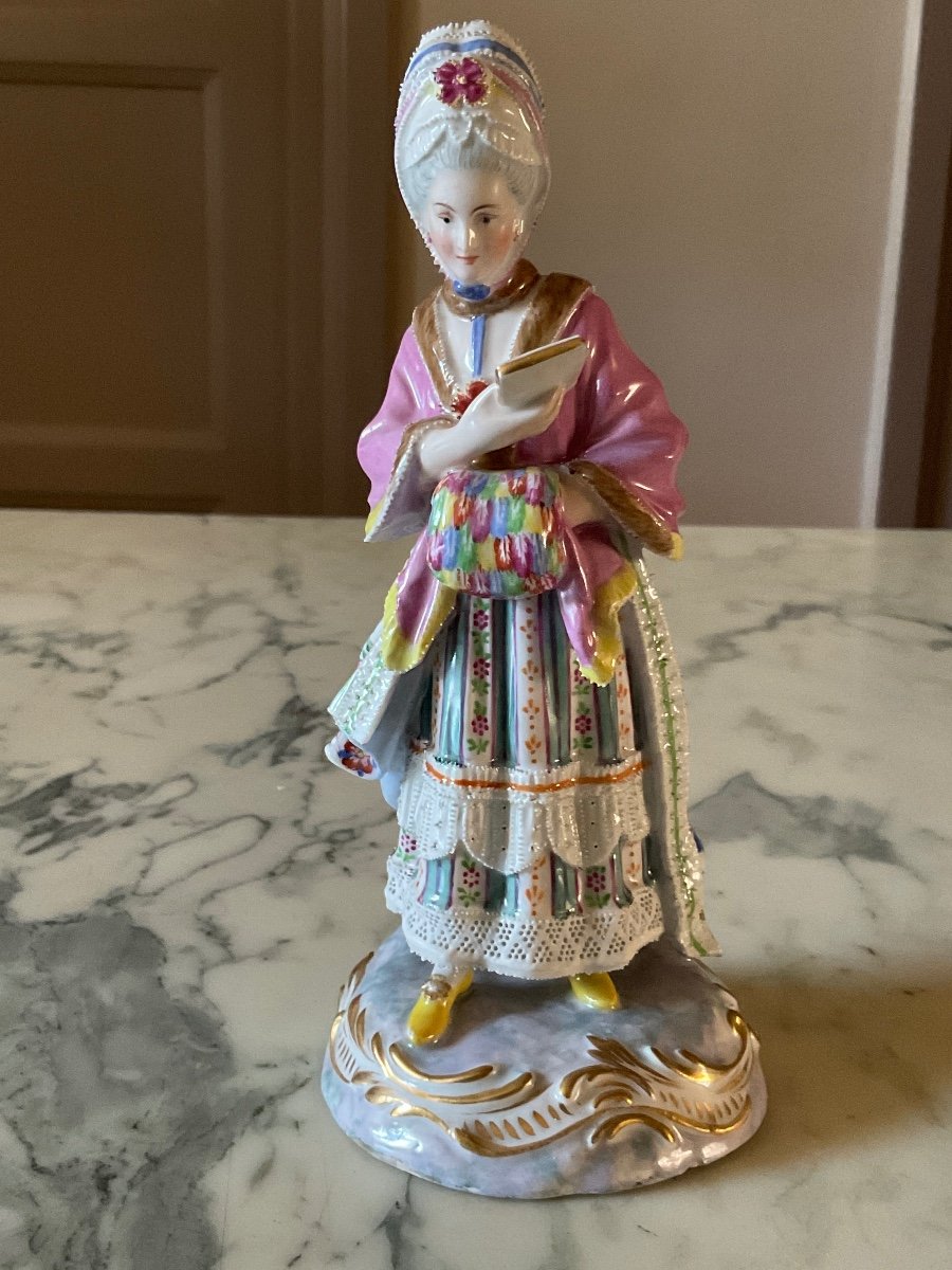 Porcelaine Polychrome Représentant Une Femme Lisant Une Lettre Manufacture De Vienne (autriche)