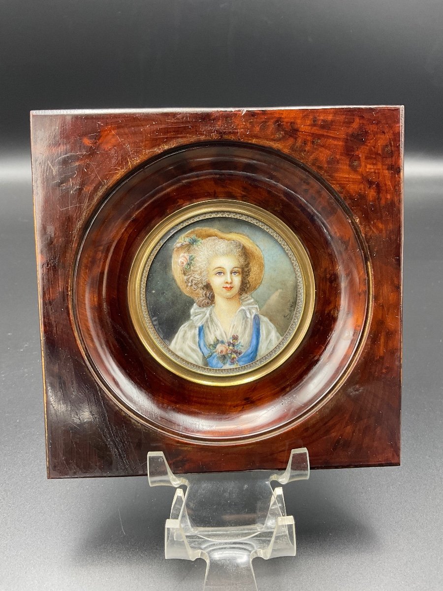 Polychrome Miniature Painted On Ivory Representing A Young Woman In A Hat Signed Séné.