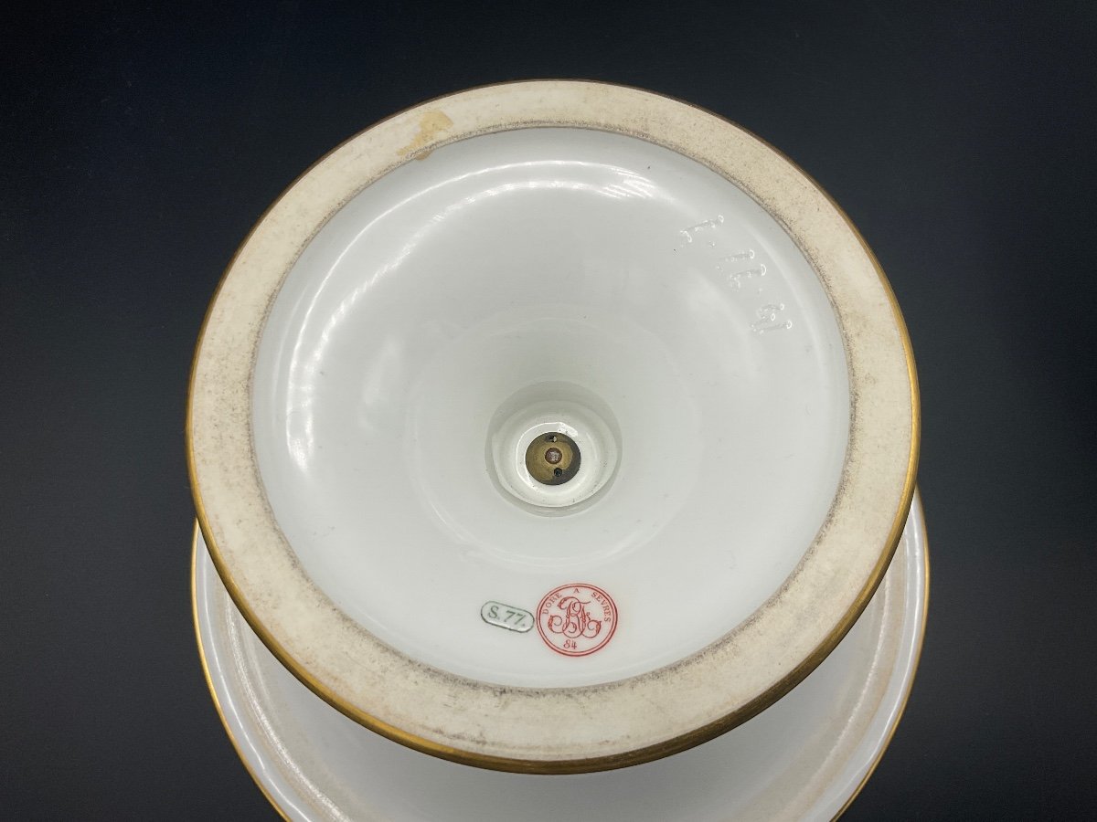 Paire De Coupe à Fruits Sur Piédouche En Porcelaine Dure Blanche Et Or De La Manufacture De Porcelaine de Sévres -photo-1