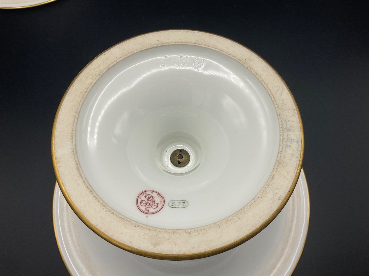 Paire De Coupe à Fruits Sur Piédouche En Porcelaine Dure Blanche Et Or De La Manufacture De Porcelaine de Sévres -photo-2