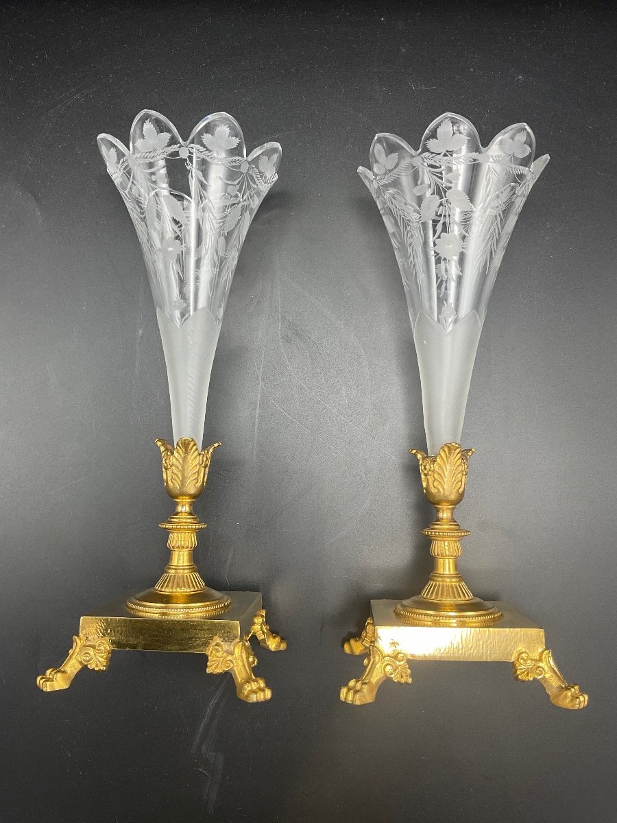 Pair Of Soliflore Vases In Polylobed Cornet Shape In Frosted Engraved Crystal With Floral Decor, Foliage Base In Gilded Bronze With Gold.-photo-3