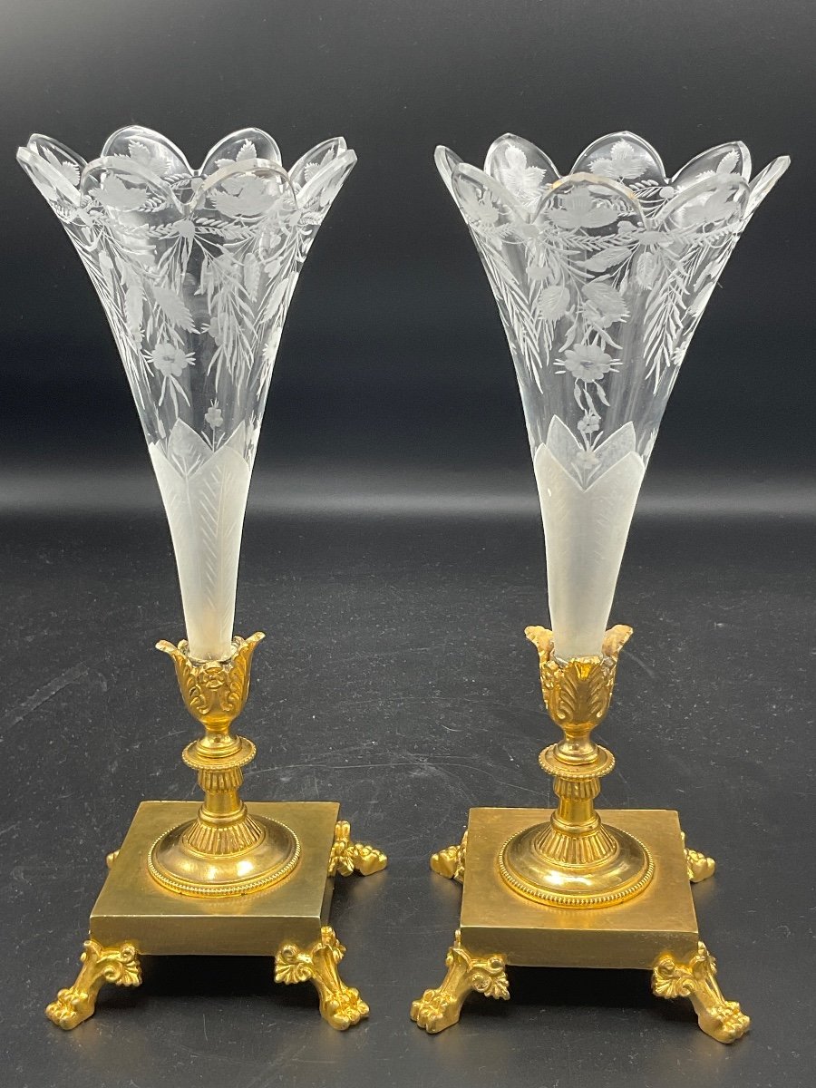 Pair Of Soliflore Vases In Polylobed Cornet Shape In Frosted Engraved Crystal With Floral Decor, Foliage Base In Gilded Bronze With Gold.-photo-4