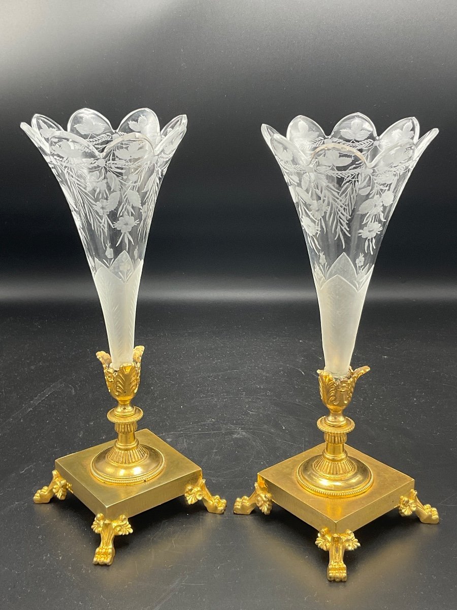 Pair Of Soliflore Vases In Polylobed Cornet Shape In Frosted Engraved Crystal With Floral Decor, Foliage Base In Gilded Bronze With Gold.-photo-6