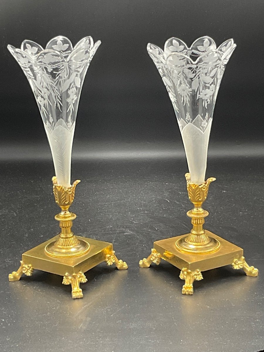 Pair Of Soliflore Vases In Polylobed Cornet Shape In Frosted Engraved Crystal With Floral Decor, Foliage Base In Gilded Bronze With Gold.-photo-7