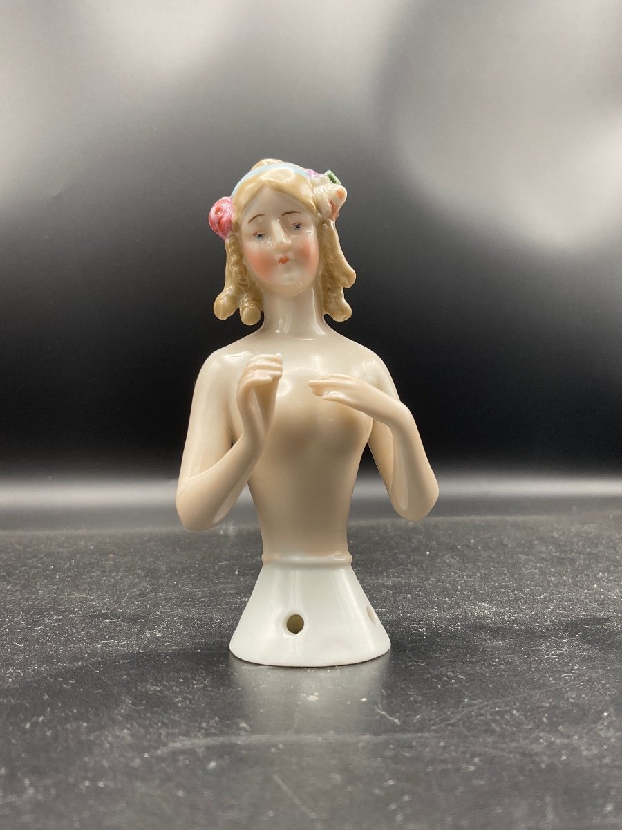 Demi Figurine En Porcelaine Allemande Polychrome Représentant Jenny Lind Cantatrice Suédoise.