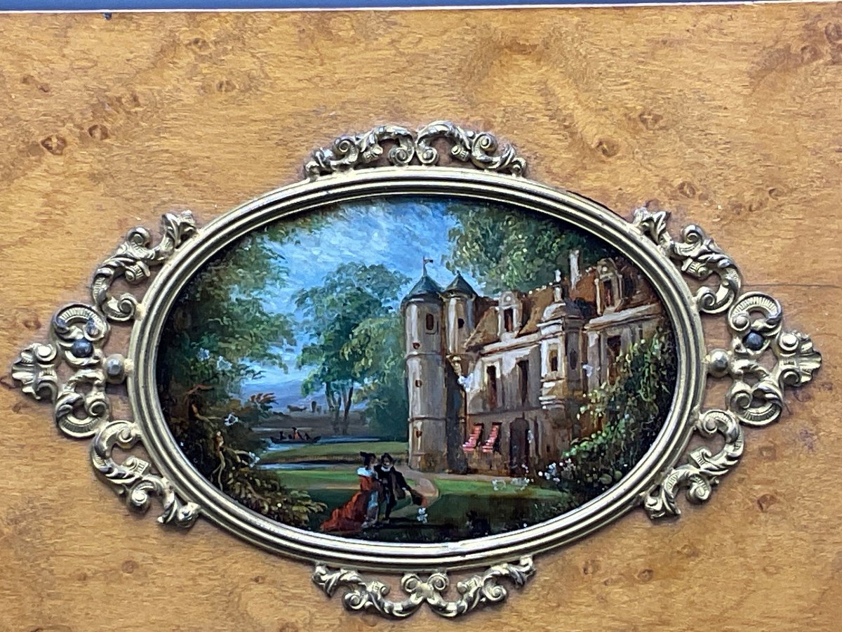 Miniature En Fixé Sous Verre Représentant Un Château Dans Un Parc Et Son Cadre En Chêne et Bois De Loupe.-photo-3