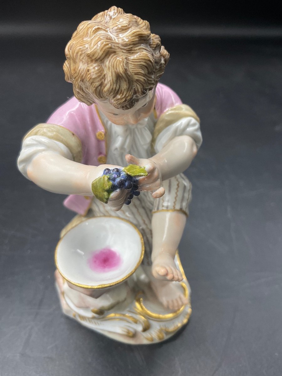 Porcelaine De La Manufacture De Meissen Polychrome Représentant Un Jeune Garçon Assis Pressant une grappe de raisin dans un bol.-photo-5