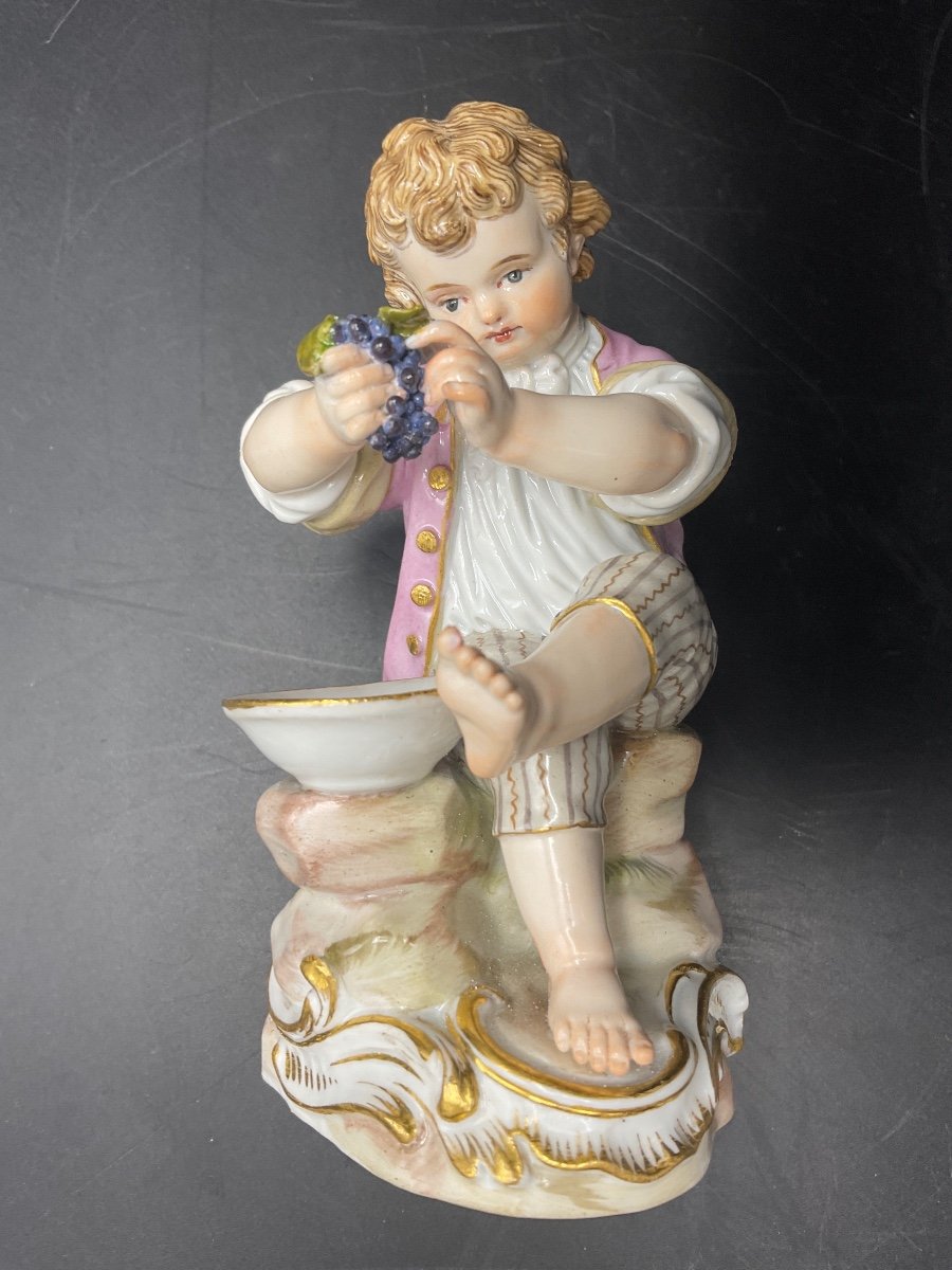 Porcelaine De La Manufacture De Meissen Polychrome Représentant Un Jeune Garçon Assis Pressant une grappe de raisin dans un bol.-photo-7