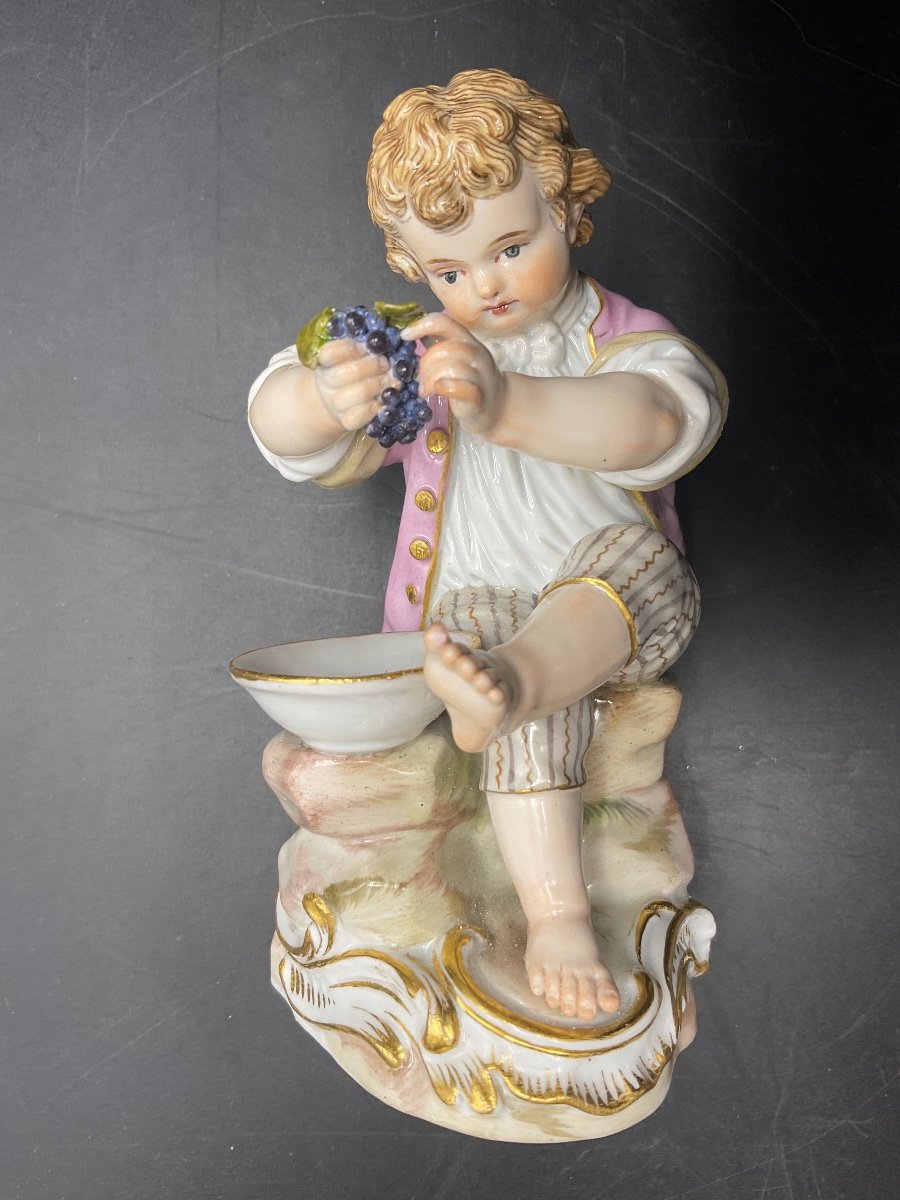 Porcelaine De La Manufacture De Meissen Polychrome Représentant Un Jeune Garçon Assis Pressant une grappe de raisin dans un bol.-photo-8