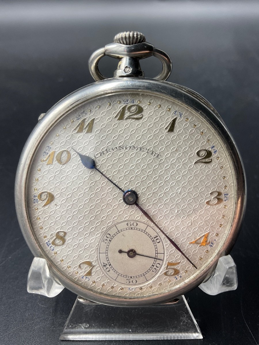 Montre à Gousset Ou De Poche En Argent Massif à Décor Guilloché De Ligne Droite Formant Des Losanges.