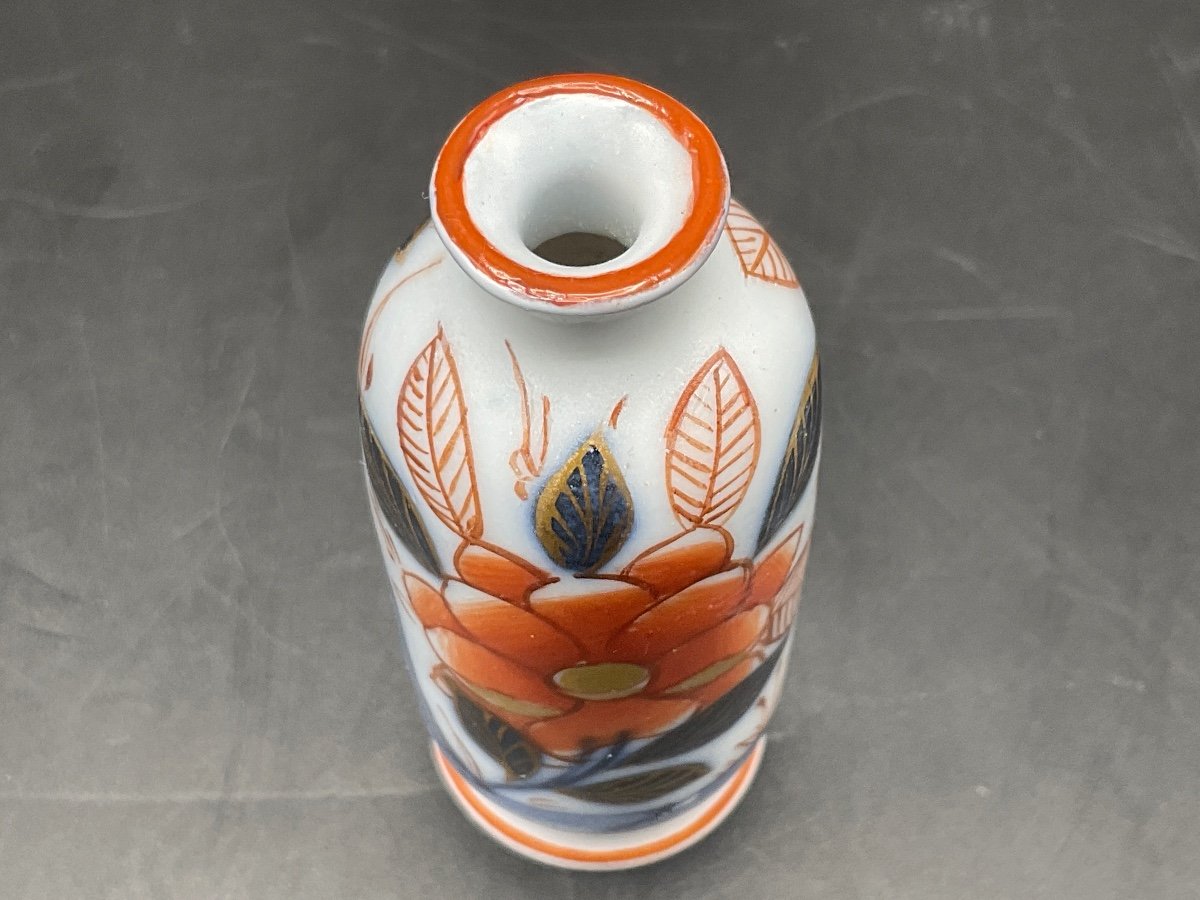 Petit Vase En Porcelaine Polychrome De Bayeux à Décor Imari Sur Fond Blanc Marqué Au Caducée.-photo-7