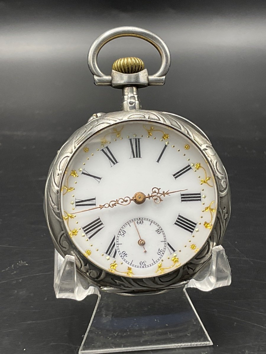 Montre à Gousset Ou De Poche Ciselé Et Guilloché En Argent Massif à Décor Floral.
