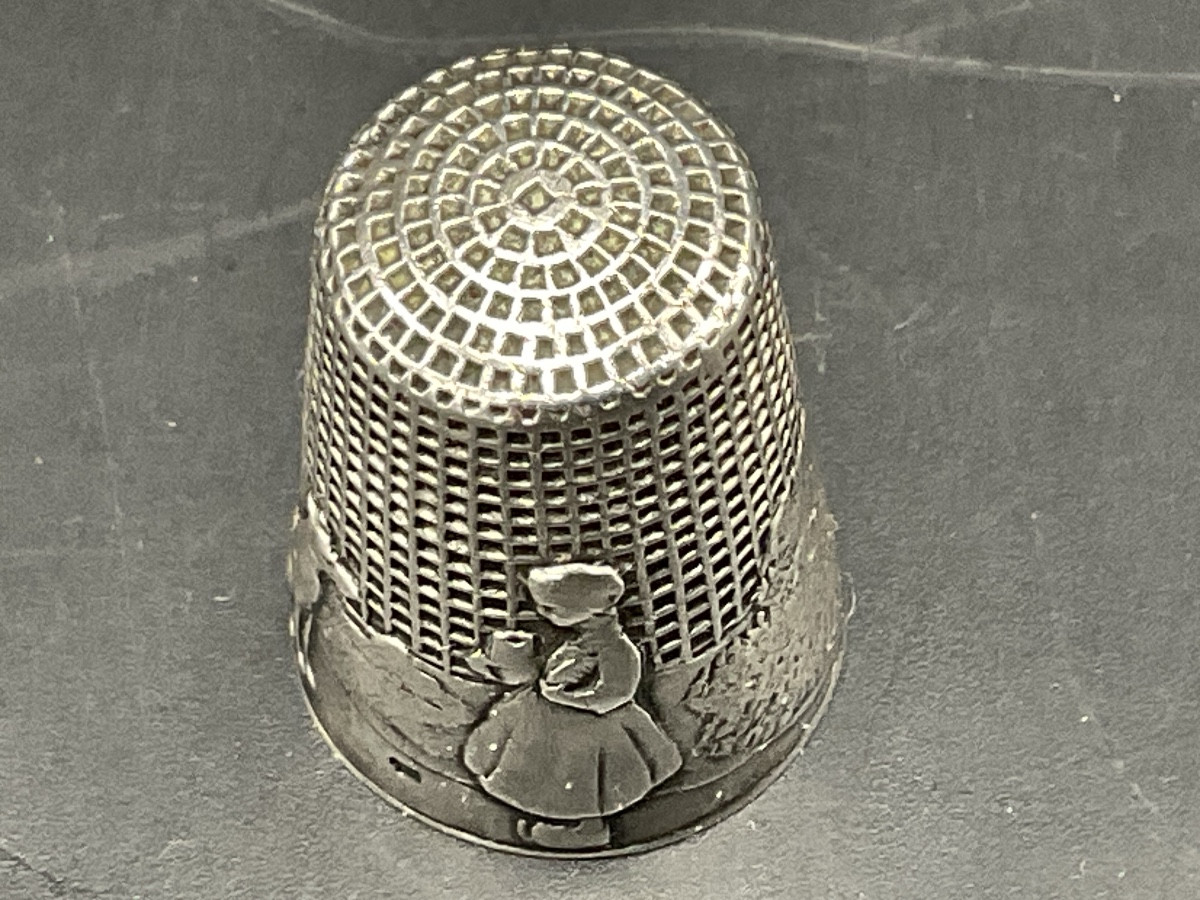 Sterling Silver Thimble Illustrating The Tale Of Little Red Riding Hood By Charles Perrault.-photo-4