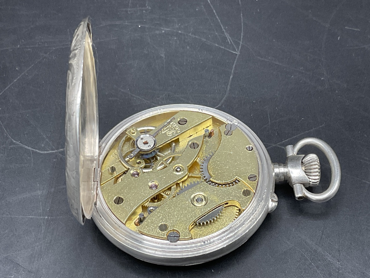 Montre à gousset ou de poche en argent massif à décor de rinceau floral et écusson.-photo-1