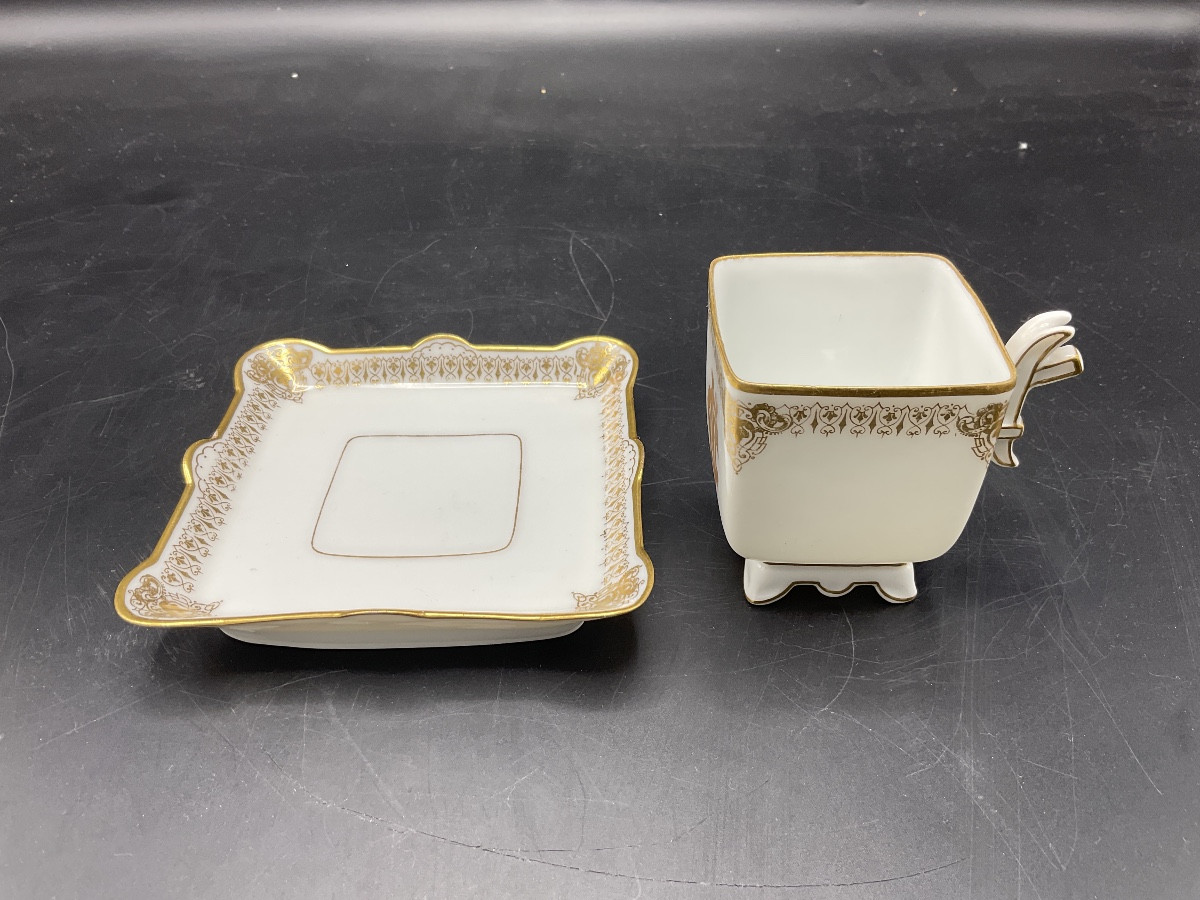 Tasse et sa sous-tasse du service Mercédès en porcelaine blanche et or de Jean Pouyat à Limoges-photo-4