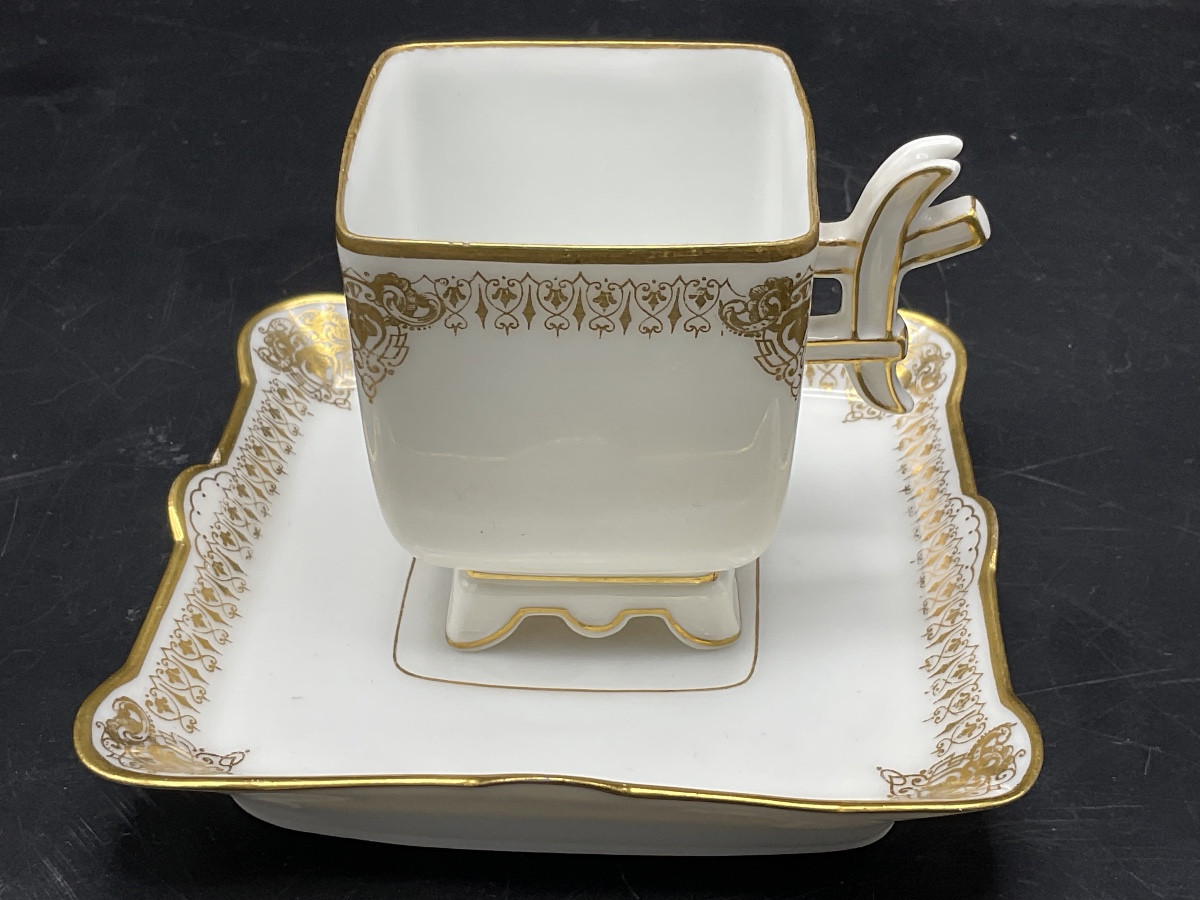 Tasse et sa sous-tasse du service Mercédès en porcelaine blanche et or de Jean Pouyat à Limoges-photo-8