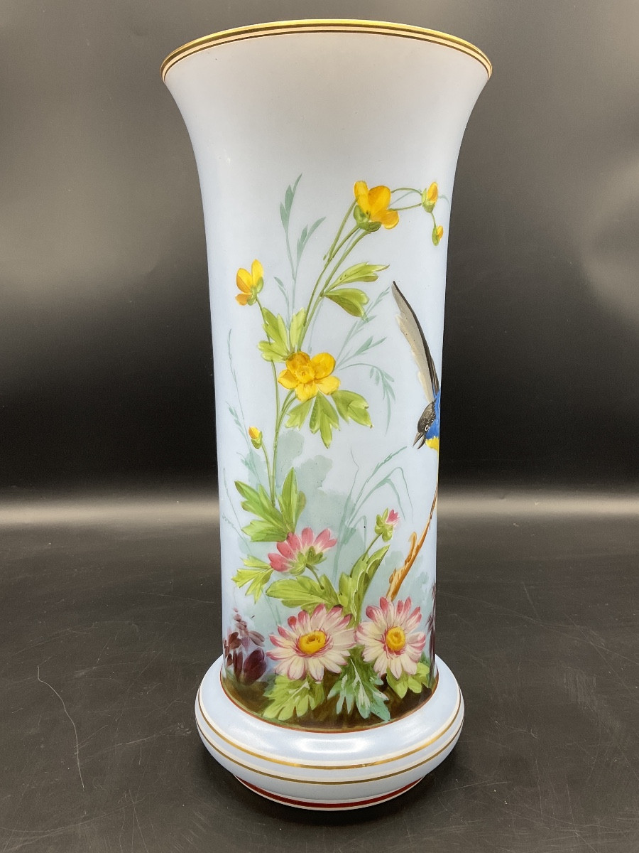 Vase en opaline polychrome cristallerie de baccarat à décor d’un oiseau et d’un massif floral.-photo-3