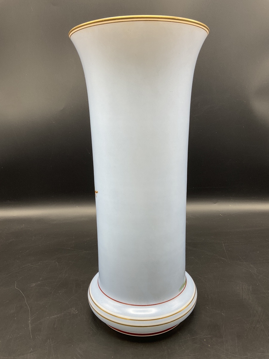 Vase en opaline polychrome cristallerie de baccarat à décor d’un oiseau et d’un massif floral.-photo-4